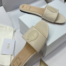 (配全套飞机盒) 迪奥 Dior 2026早春新款Medaillon一字拖女鞋 CD字母logo立体刺绣粗跟圆头露趾凉拖 (配全套飞机盒) 迪奥 Dior 2026早春新款Medaillon一字拖女鞋 CD字母logo立体刺绣粗跟圆头露趾凉拖