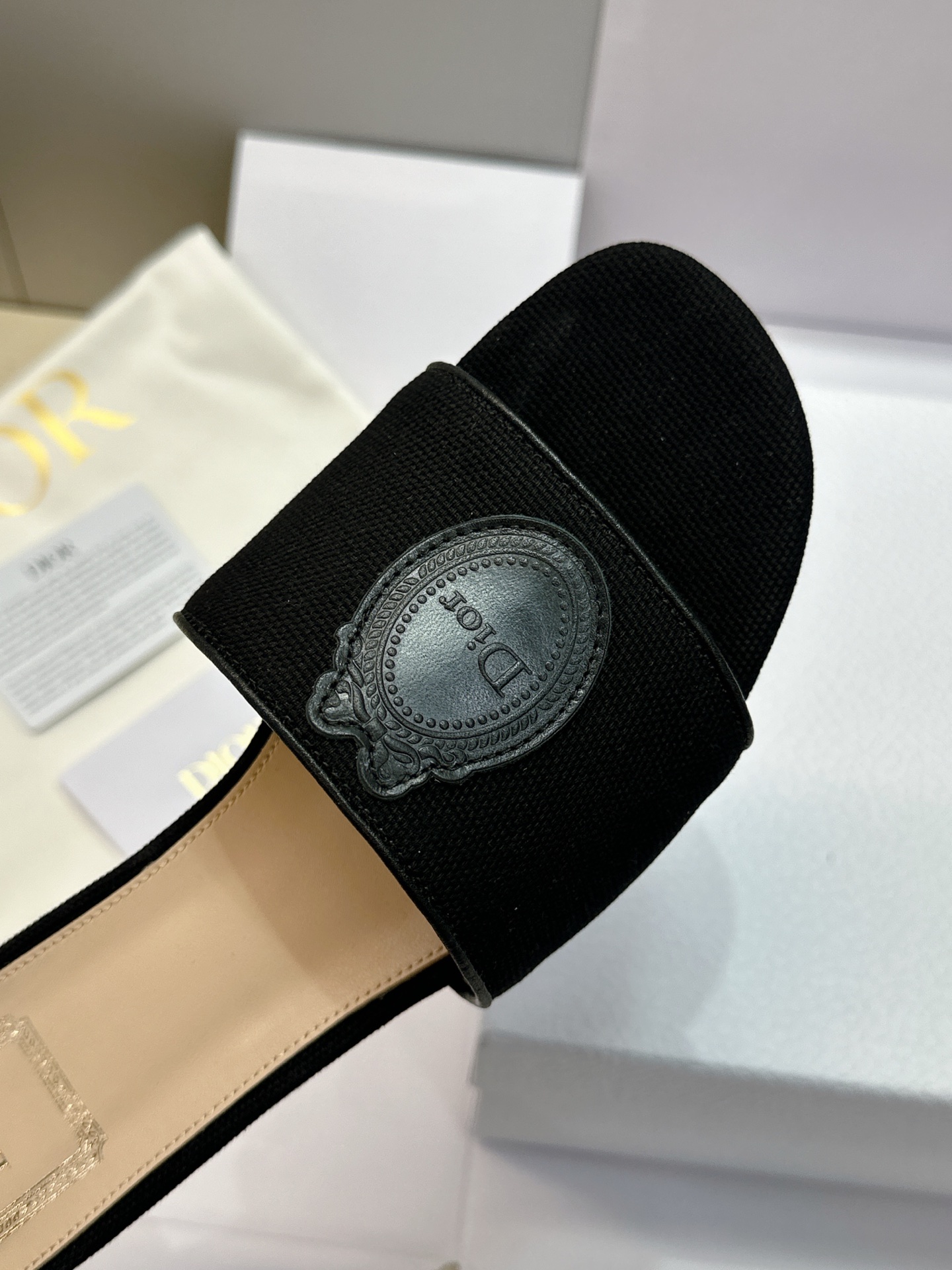 (配全套飞机盒) 迪奥 Dior 2026早春新款Medaillon一字拖女鞋 CD字母logo立体刺绣粗跟圆头露趾凉拖 (配全套飞机盒) 迪奥 Dior 2026早春新款Medaillon一字拖女鞋 CD字母logo立体刺绣粗跟圆头露趾凉拖