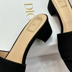 (配全套飞机盒) 迪奥 Dior 2026早春新款Medaillon一字拖女鞋 CD字母logo立体刺绣粗跟圆头露趾凉拖 (配全套飞机盒) 迪奥 Dior 2026早春新款Medaillon一字拖女鞋 CD字母logo立体刺绣粗跟圆头露趾凉拖