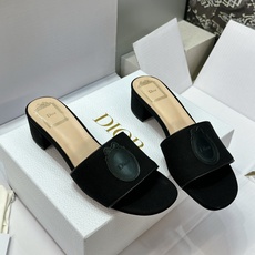 (配全套飞机盒) 迪奥 Dior 2026早春新款Medaillon一字拖女鞋 CD字母logo立体刺绣粗跟圆头露趾凉拖 (配全套飞机盒) 迪奥 Dior 2026早春新款Medaillon一字拖女鞋 CD字母logo立体刺绣粗跟圆头露趾凉拖