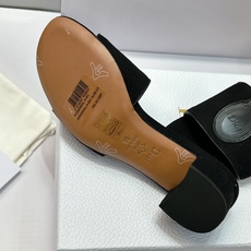 (配全套飞机盒) 迪奥 Dior 2026早春新款Medaillon一字拖女鞋 CD字母logo立体刺绣粗跟圆头露趾凉拖 (配全套飞机盒) 迪奥 Dior 2026早春新款Medaillon一字拖女鞋 CD字母logo立体刺绣粗跟圆头露趾凉拖