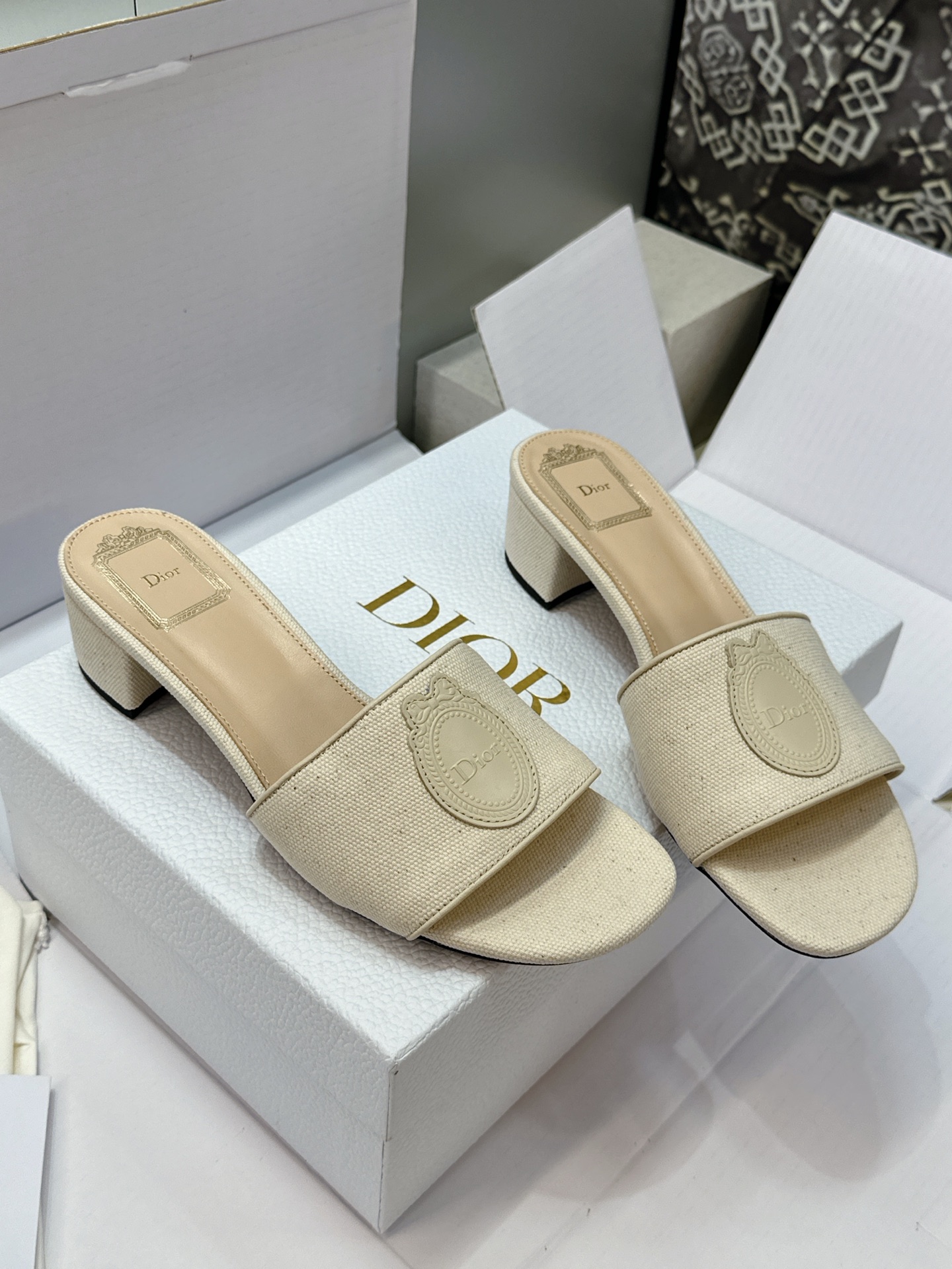 (配全套飞机盒) 迪奥 Dior 2026早春新款Medaillon一字拖女鞋 CD字母logo立体刺绣粗跟圆头露趾凉拖 (配全套飞机盒) 迪奥 Dior 2026早春新款Medaillon一字拖女鞋 CD字母logo立体刺绣粗跟圆头露趾凉拖