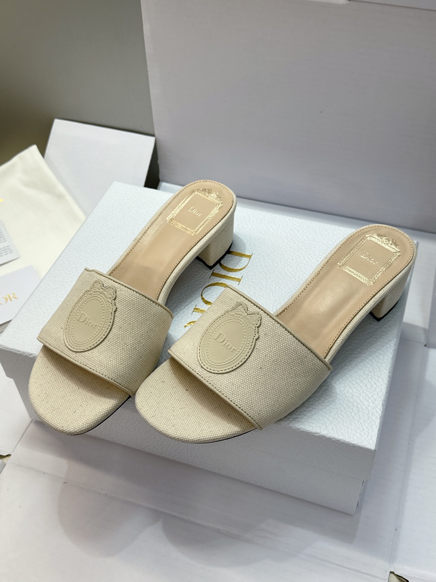 (配全套飞机盒) 迪奥 Dior 2026早春新款Medaillon一字拖女鞋 CD字母logo立体刺绣粗跟圆头露趾凉拖