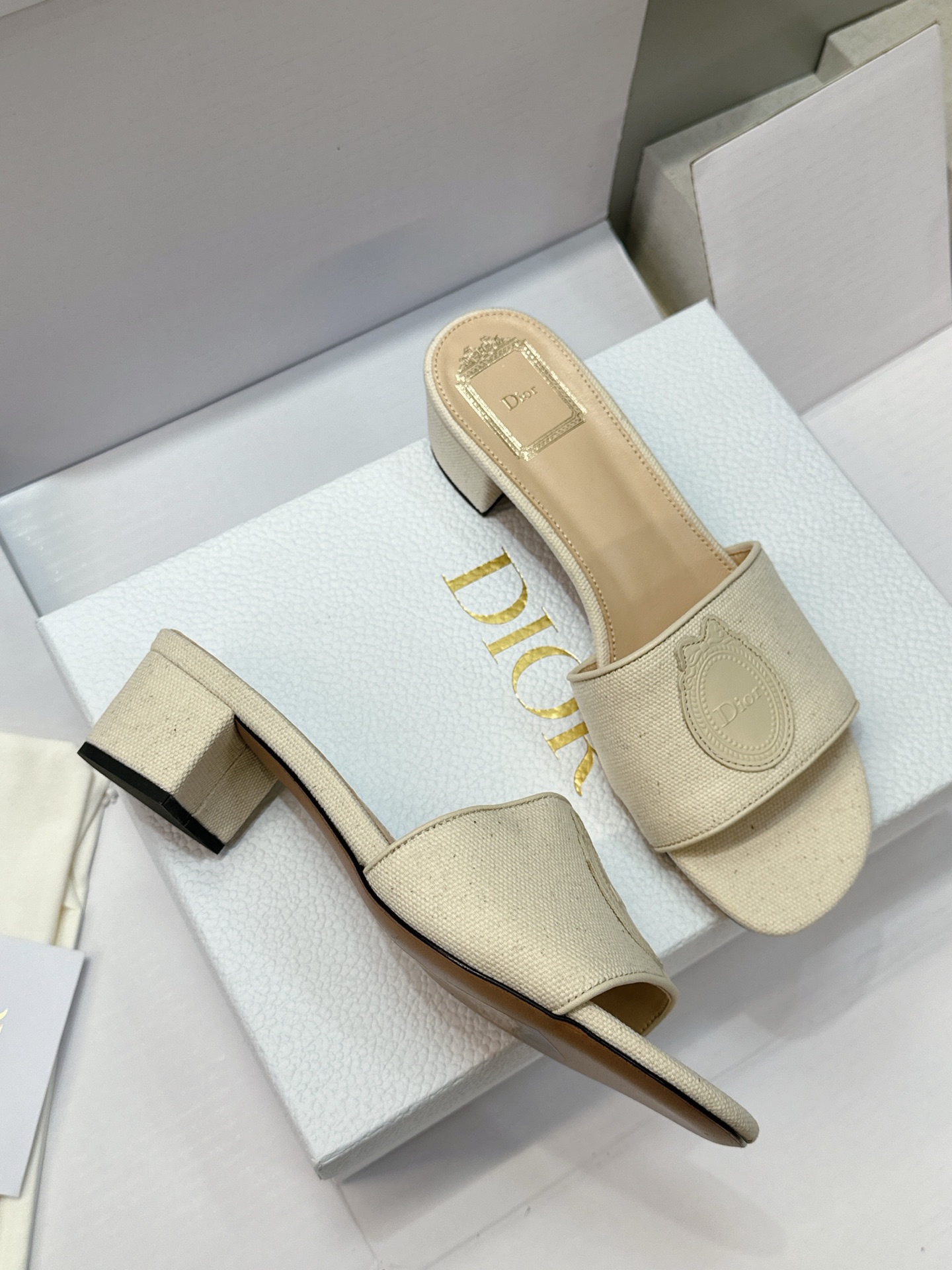 (配全套飞机盒) 迪奥 Dior 2026早春新款Medaillon一字拖女鞋 CD字母logo立体刺绣粗跟圆头露趾凉拖