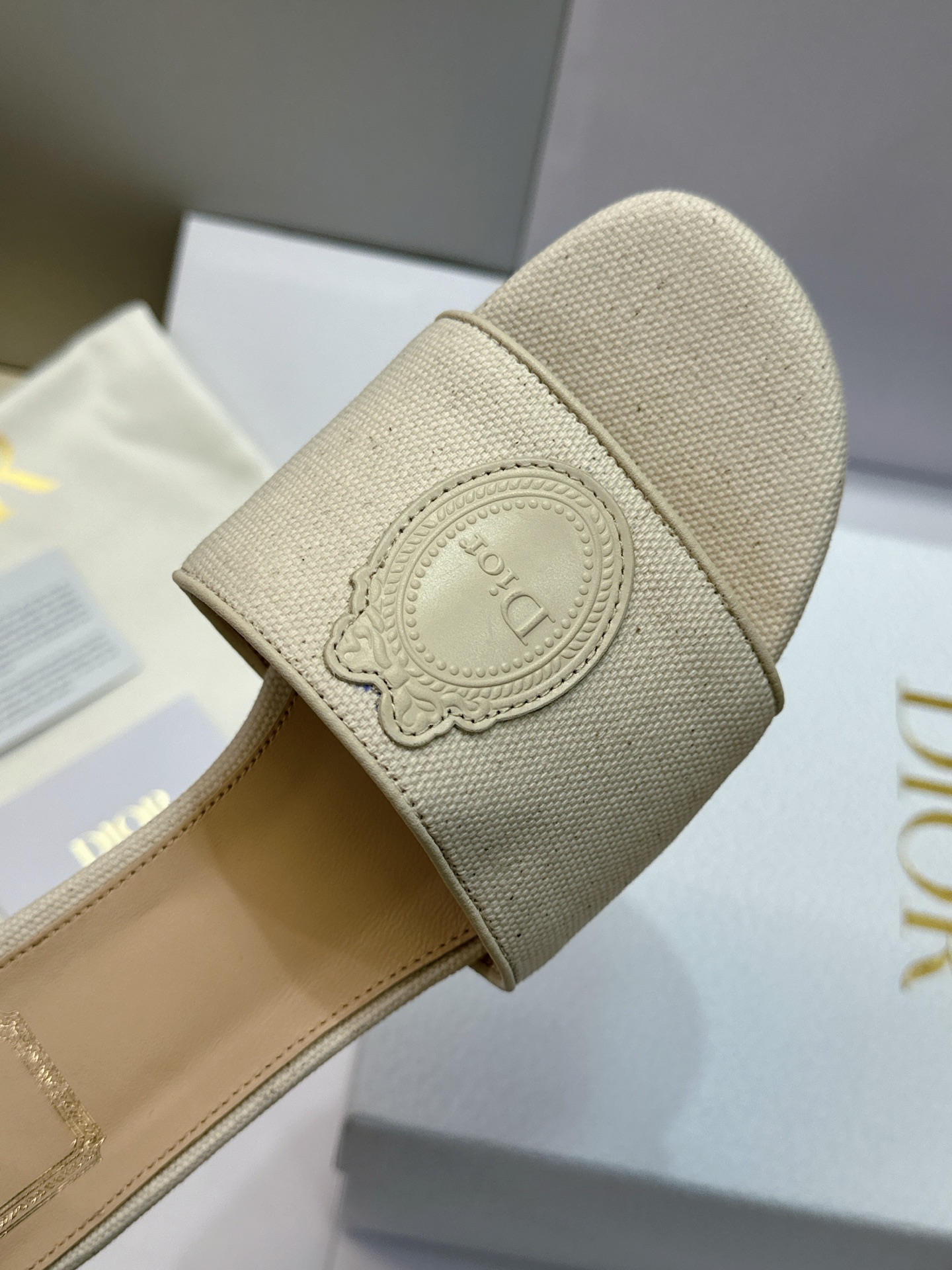 (配全套飞机盒) 迪奥 Dior 2026早春新款Medaillon一字拖女鞋 CD字母logo立体刺绣粗跟圆头露趾凉拖