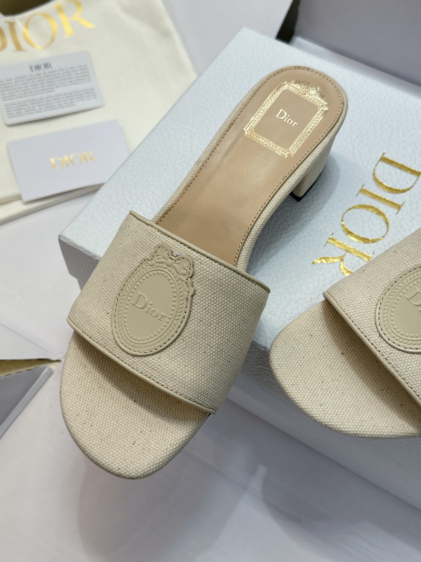 (配全套飞机盒) 迪奥 Dior 2026早春新款Medaillon一字拖女鞋 CD字母logo立体刺绣粗跟圆头露趾凉拖