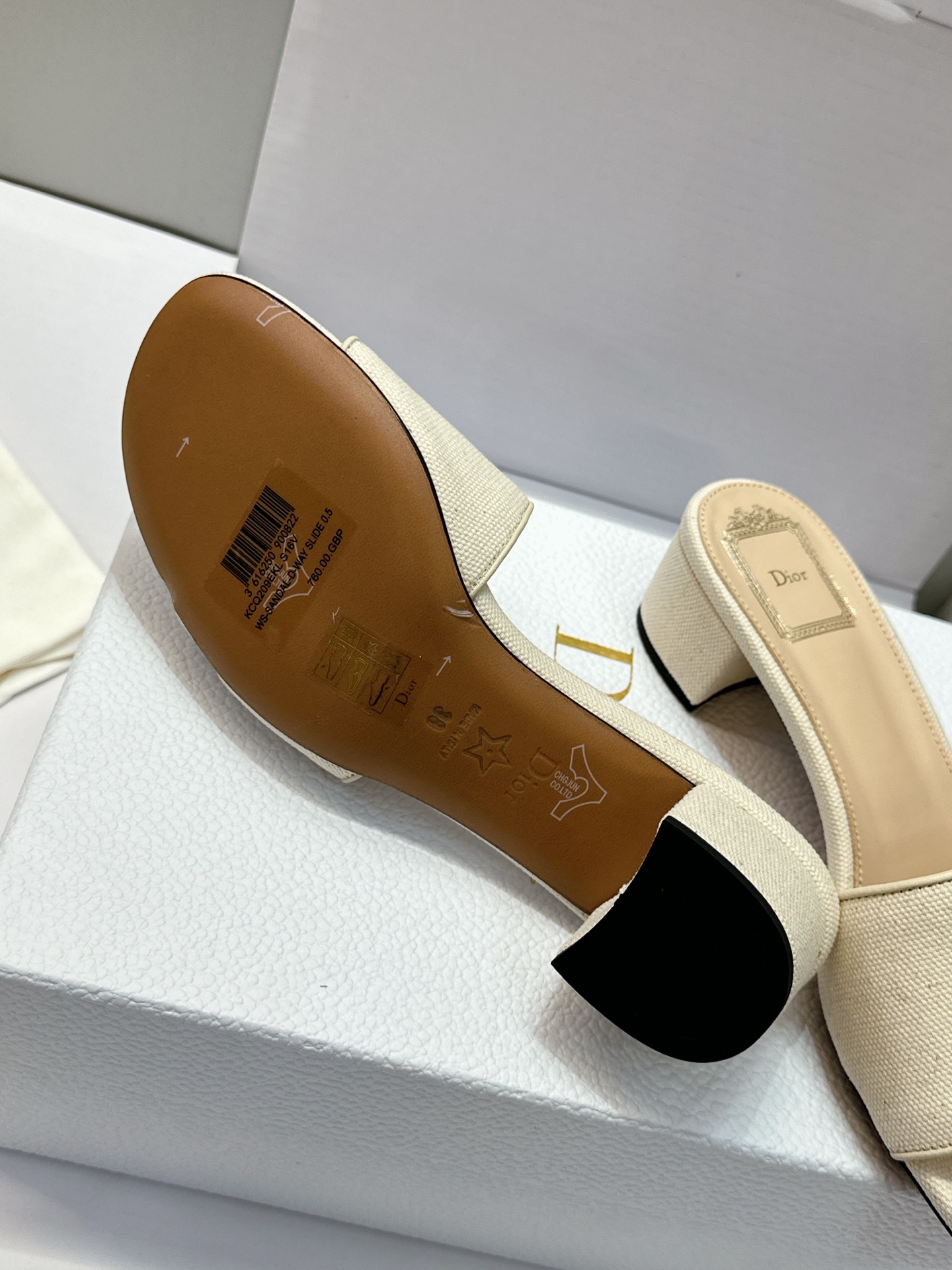 (配全套飞机盒) 迪奥 Dior 2026早春新款Medaillon一字拖女鞋 CD字母logo立体刺绣粗跟圆头露趾凉拖