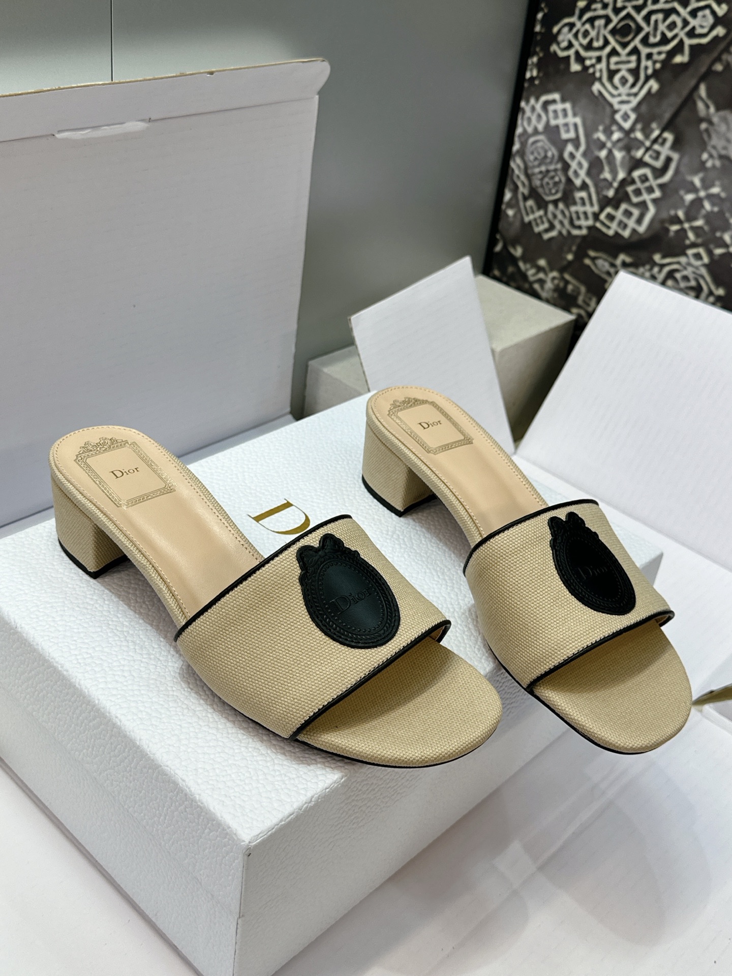 (配全套飞机盒) 迪奥 Dior 2026早春新款Medaillon一字拖女鞋 CD字母logo立体刺绣粗跟圆头露趾凉拖 (配全套飞机盒) 迪奥 Dior 2026早春新款Medaillon一字拖女鞋 CD字母logo立体刺绣粗跟圆头露趾凉拖