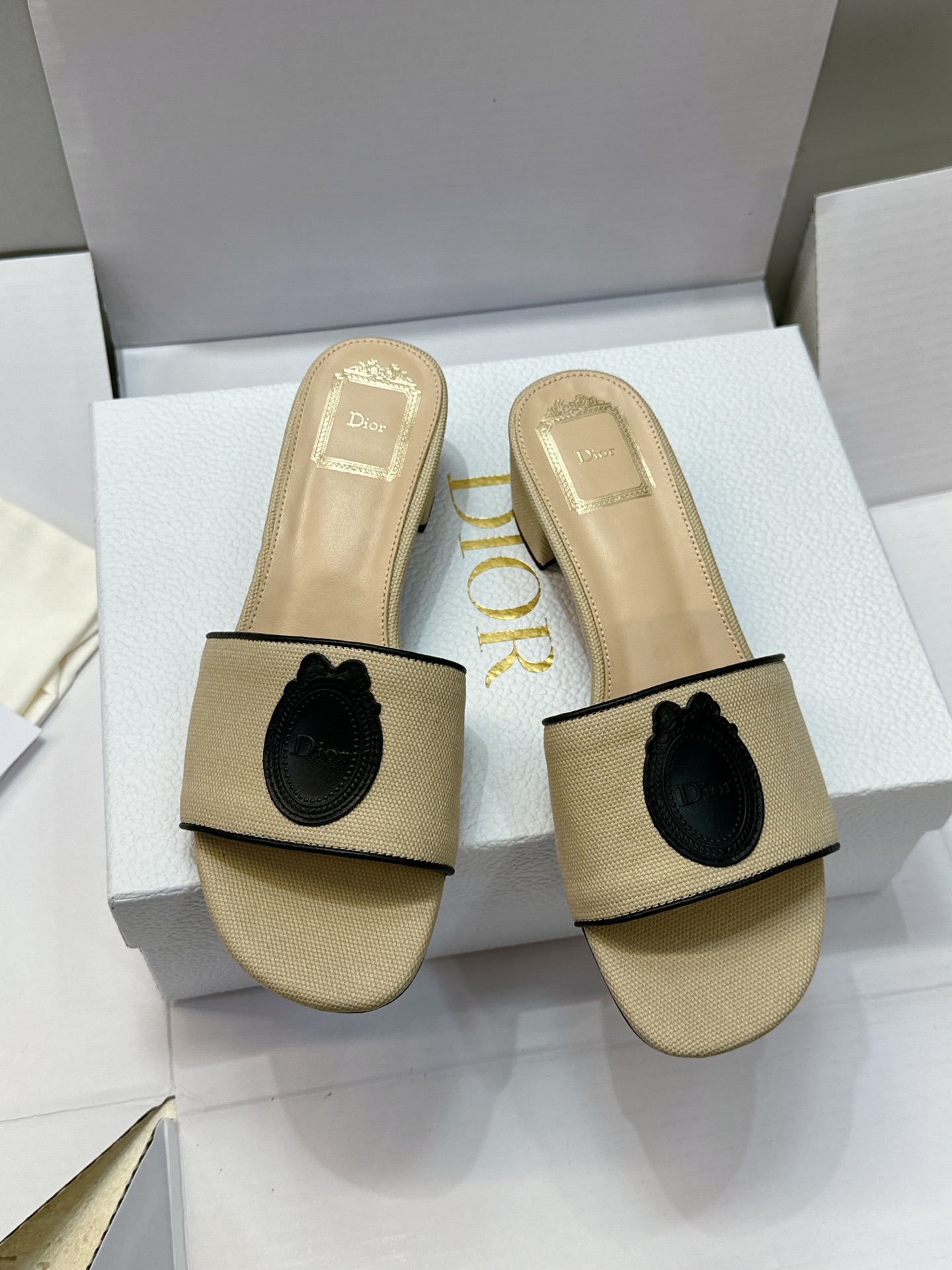 (配全套飞机盒) 迪奥 Dior 2026早春新款Medaillon一字拖女鞋 CD字母logo立体刺绣粗跟圆头露趾凉拖 (配全套飞机盒) 迪奥 Dior 2026早春新款Medaillon一字拖女鞋 CD字母logo立体刺绣粗跟圆头露趾凉拖