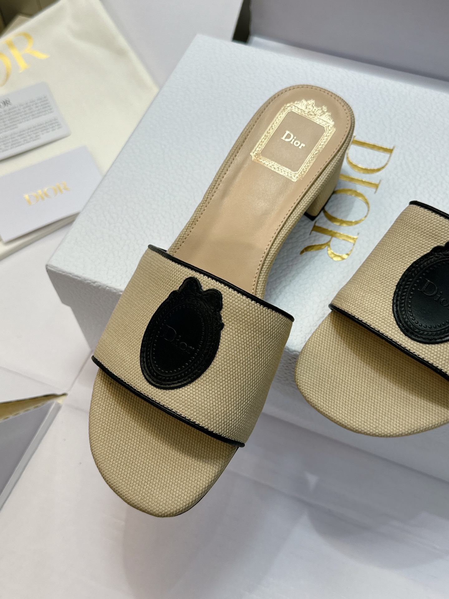 (配全套飞机盒) 迪奥 Dior 2026早春新款Medaillon一字拖女鞋 CD字母logo立体刺绣粗跟圆头露趾凉拖 (配全套飞机盒) 迪奥 Dior 2026早春新款Medaillon一字拖女鞋 CD字母logo立体刺绣粗跟圆头露趾凉拖