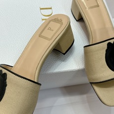 (配全套飞机盒) 迪奥 Dior 2026早春新款Medaillon一字拖女鞋 CD字母logo立体刺绣粗跟圆头露趾凉拖 (配全套飞机盒) 迪奥 Dior 2026早春新款Medaillon一字拖女鞋 CD字母logo立体刺绣粗跟圆头露趾凉拖