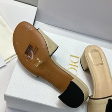 (配全套飞机盒) 迪奥 Dior 2026早春新款Medaillon一字拖女鞋 CD字母logo立体刺绣粗跟圆头露趾凉拖 (配全套飞机盒) 迪奥 Dior 2026早春新款Medaillon一字拖女鞋 CD字母logo立体刺绣粗跟圆头露趾凉拖