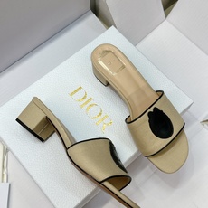 (配全套飞机盒) 迪奥 Dior 2026早春新款Medaillon一字拖女鞋 CD字母logo立体刺绣粗跟圆头露趾凉拖 (配全套飞机盒) 迪奥 Dior 2026早春新款Medaillon一字拖女鞋 CD字母logo立体刺绣粗跟圆头露趾凉拖