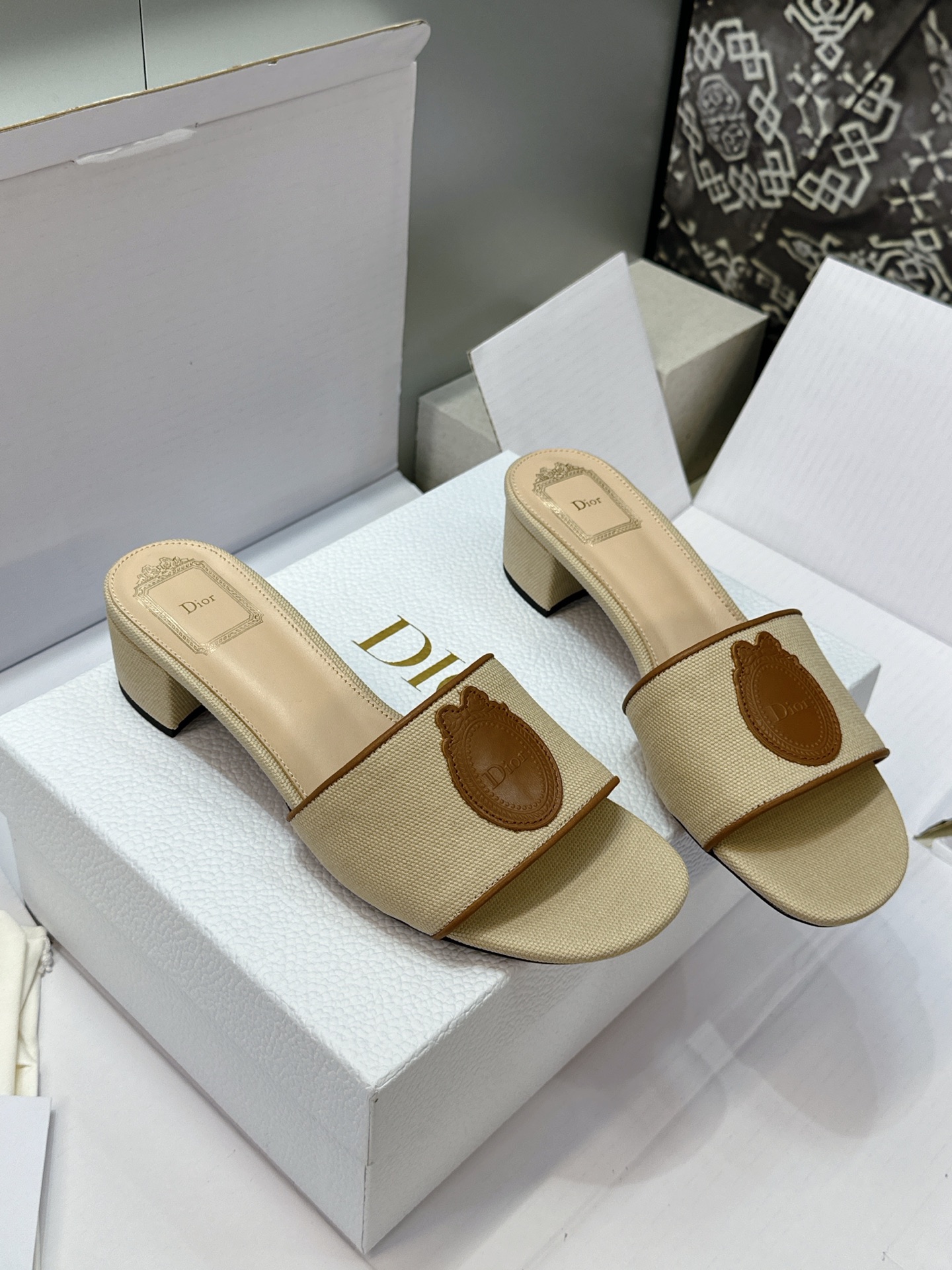 (配全套飞机盒) 迪奥 Dior 2026早春新款Medaillon一字拖女鞋 CD字母logo立体刺绣粗跟圆头露趾凉拖 (配全套飞机盒) 迪奥 Dior 2026早春新款Medaillon一字拖女鞋 CD字母logo立体刺绣粗跟圆头露趾凉拖