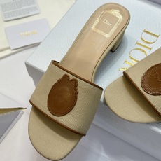 (配全套飞机盒) 迪奥 Dior 2026早春新款Medaillon一字拖女鞋 CD字母logo立体刺绣粗跟圆头露趾凉拖 (配全套飞机盒) 迪奥 Dior 2026早春新款Medaillon一字拖女鞋 CD字母logo立体刺绣粗跟圆头露趾凉拖