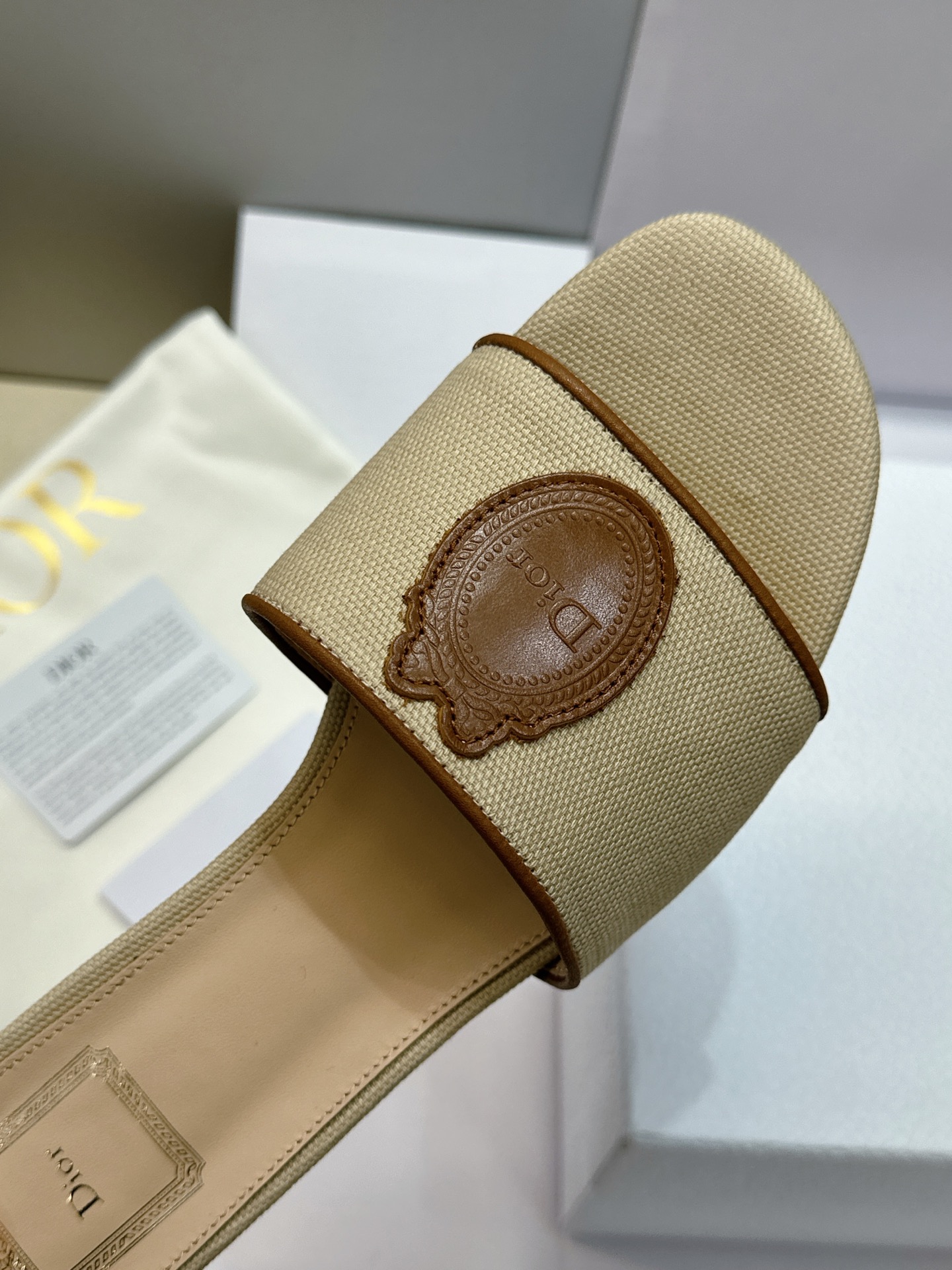(配全套飞机盒) 迪奥 Dior 2026早春新款Medaillon一字拖女鞋 CD字母logo立体刺绣粗跟圆头露趾凉拖 (配全套飞机盒) 迪奥 Dior 2026早春新款Medaillon一字拖女鞋 CD字母logo立体刺绣粗跟圆头露趾凉拖
