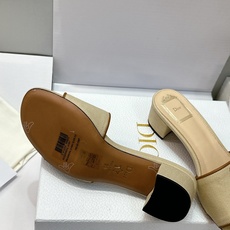 (配全套飞机盒) 迪奥 Dior 2026早春新款Medaillon一字拖女鞋 CD字母logo立体刺绣粗跟圆头露趾凉拖 (配全套飞机盒) 迪奥 Dior 2026早春新款Medaillon一字拖女鞋 CD字母logo立体刺绣粗跟圆头露趾凉拖