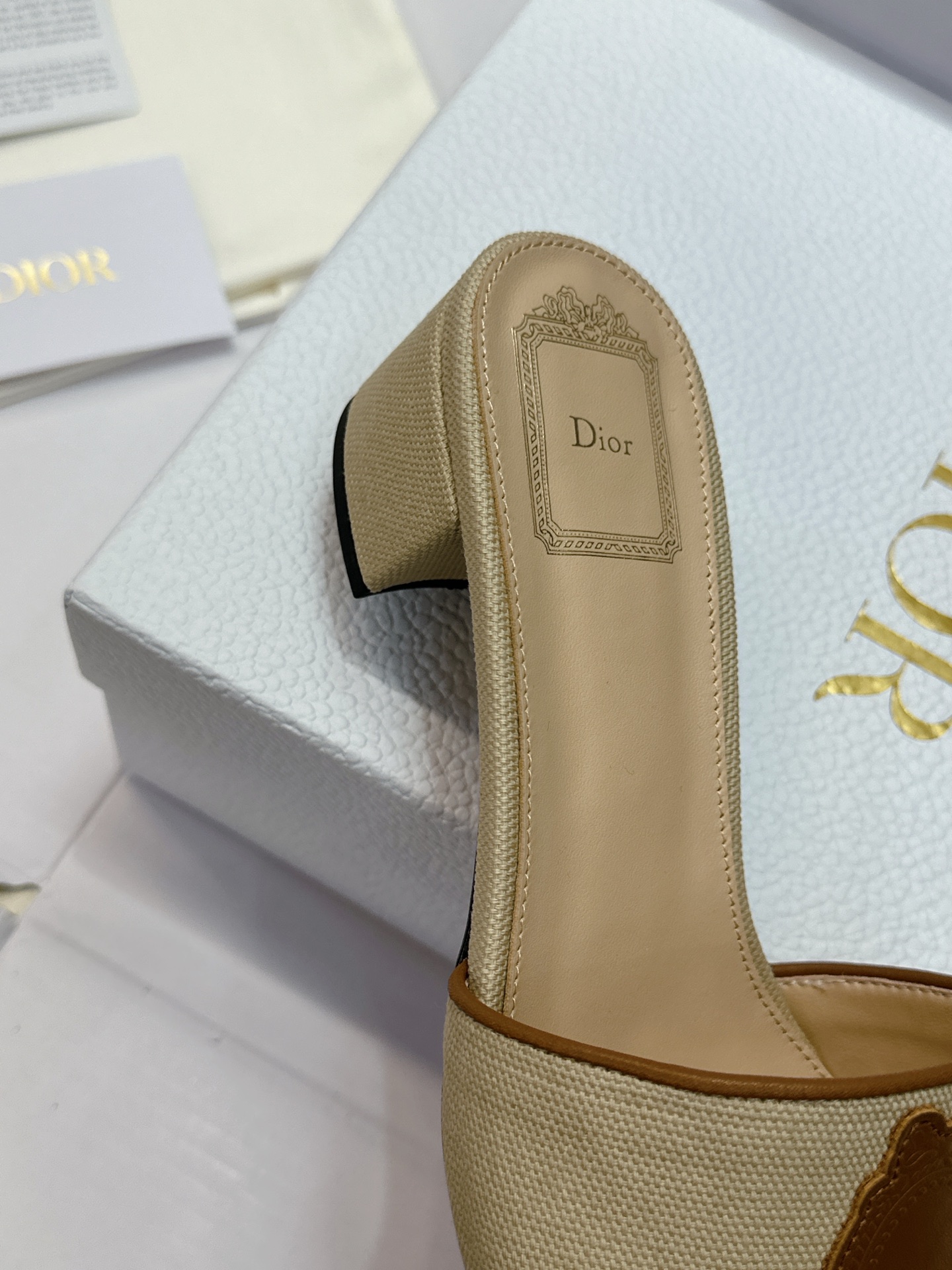 (配全套飞机盒) 迪奥 Dior 2026早春新款Medaillon一字拖女鞋 CD字母logo立体刺绣粗跟圆头露趾凉拖 (配全套飞机盒) 迪奥 Dior 2026早春新款Medaillon一字拖女鞋 CD字母logo立体刺绣粗跟圆头露趾凉拖