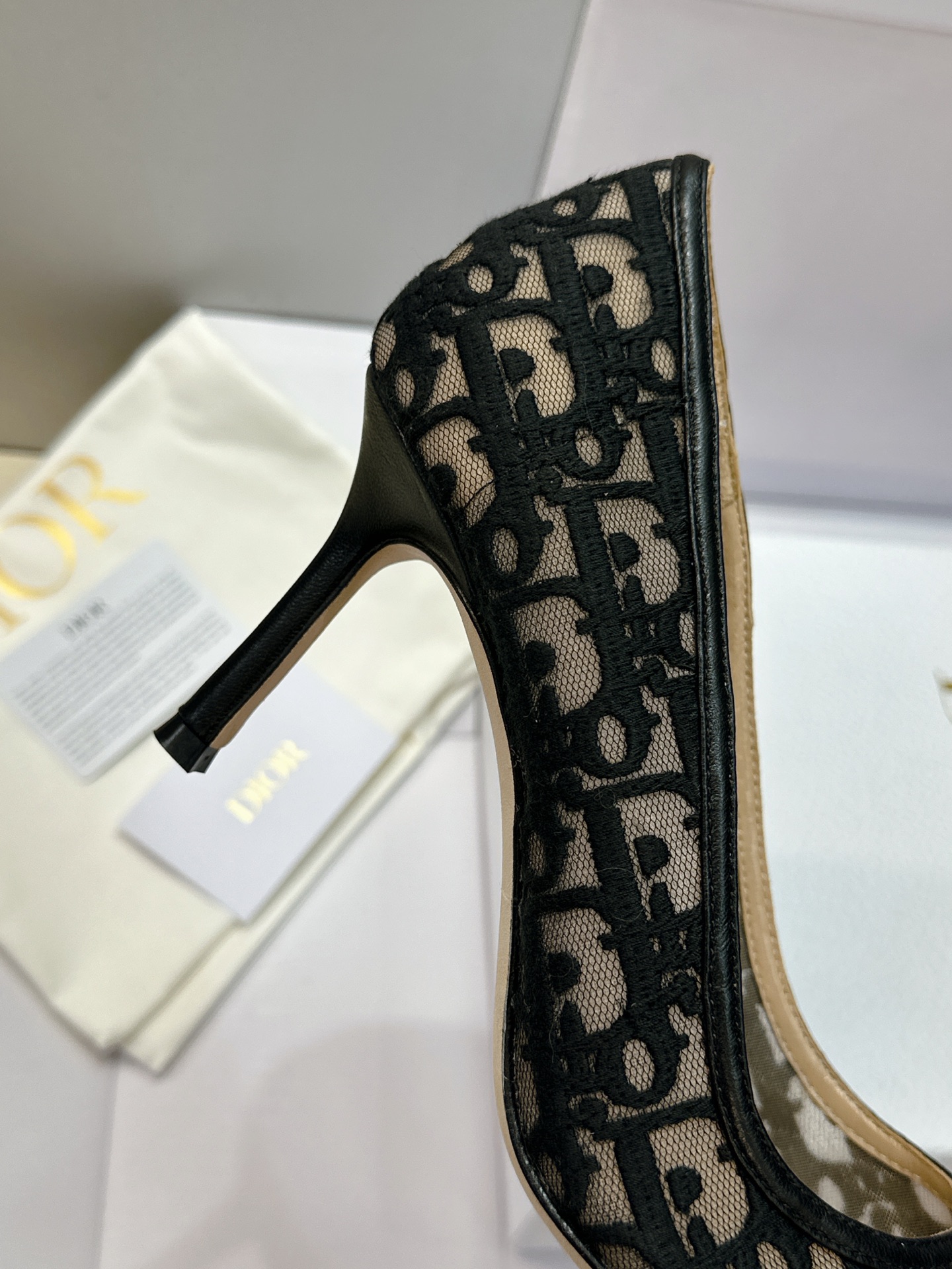 (配全套飞机盒) Dior 迪奥 2026春夏走秀新款Adiorble高跟尖头女鞋 CD明星同款时尚电绣字母logo平底 (配全套飞机盒) Dior 迪奥 2026春夏走秀新款Adiorble高跟尖头女鞋 CD明星同款时尚电绣字母logo平底