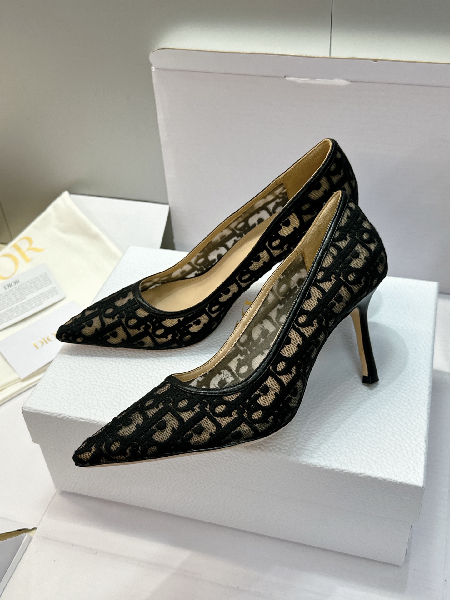 (配全套飞机盒) Dior 迪奥 2026春夏走秀新款Adiorble高跟尖头女鞋 CD明星同款时尚电绣字母logo平底 (配全套飞机盒) Dior 迪奥 2026春夏走秀新款Adiorble高跟尖头女鞋 CD明星同款时尚电绣字母logo平底