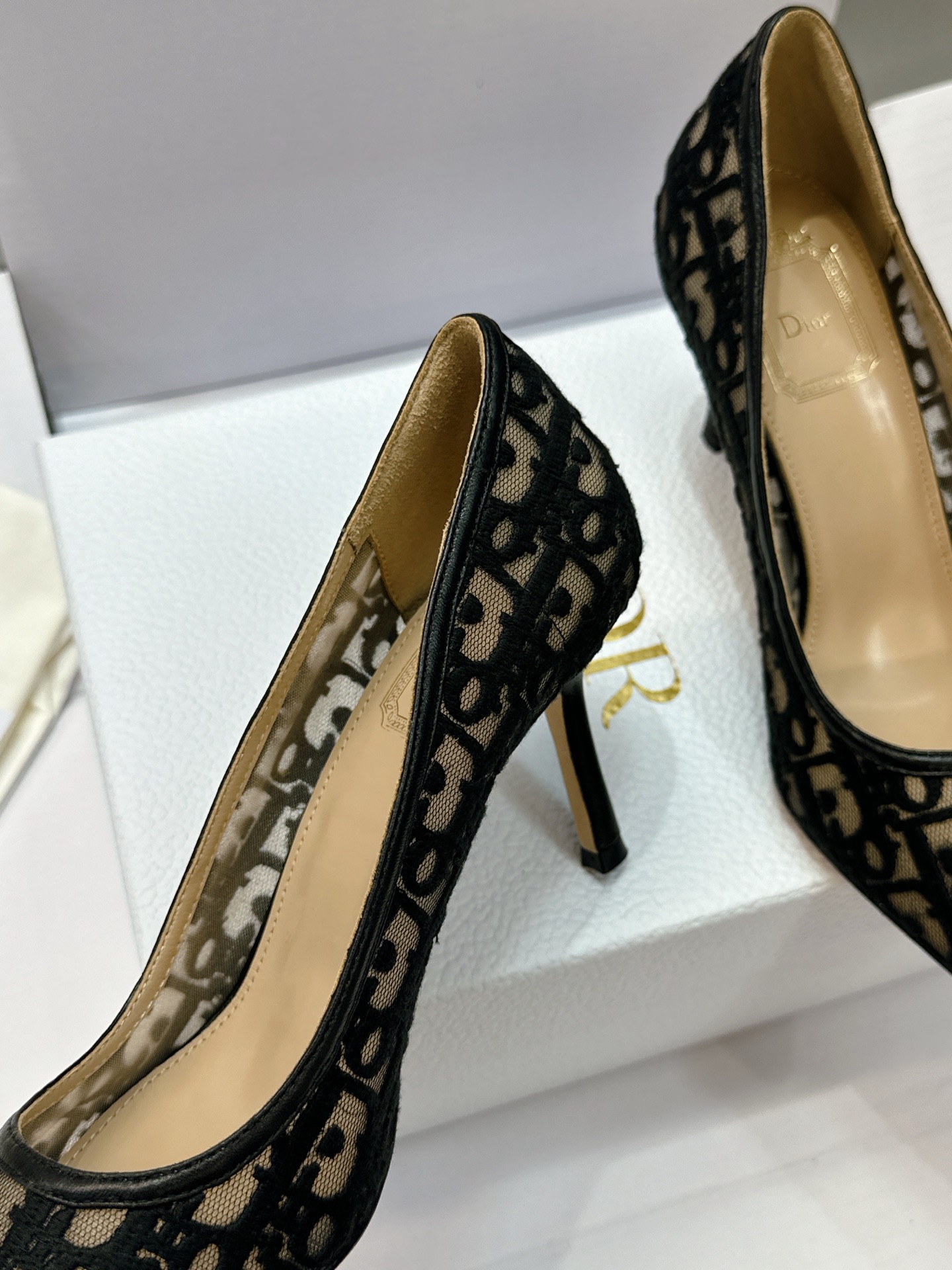 (配全套飞机盒) Dior 迪奥 2026春夏走秀新款Adiorble高跟尖头女鞋 CD明星同款时尚电绣字母logo平底 (配全套飞机盒) Dior 迪奥 2026春夏走秀新款Adiorble高跟尖头女鞋 CD明星同款时尚电绣字母logo平底