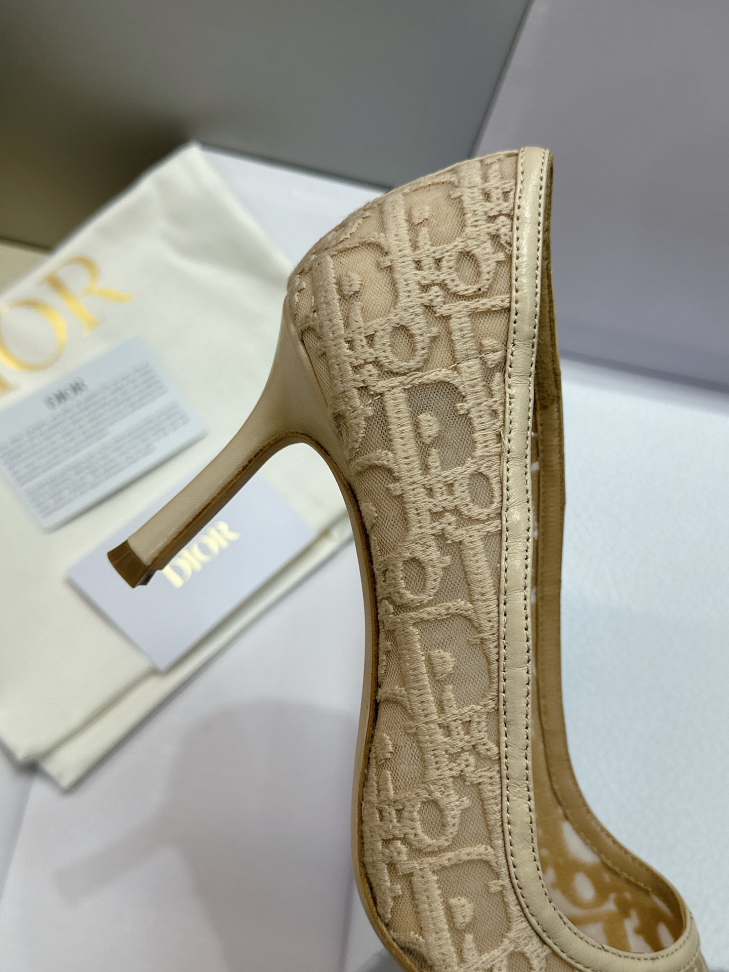 (配全套飞机盒) Dior 迪奥 2026春夏走秀新款Adiorble高跟尖头女鞋 CD明星同款时尚电绣字母logo平底 (配全套飞机盒) Dior 迪奥 2026春夏走秀新款Adiorble高跟尖头女鞋 CD明星同款时尚电绣字母logo平底