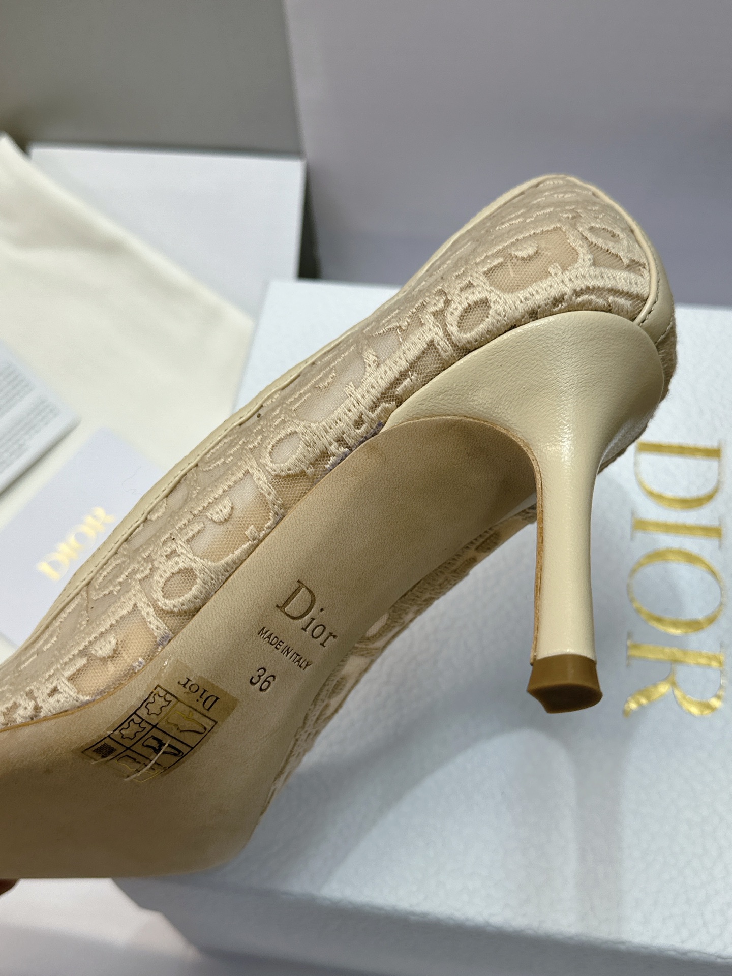(配全套飞机盒) Dior 迪奥 2026春夏走秀新款Adiorble高跟尖头女鞋 CD明星同款时尚电绣字母logo平底 (配全套飞机盒) Dior 迪奥 2026春夏走秀新款Adiorble高跟尖头女鞋 CD明星同款时尚电绣字母logo平底