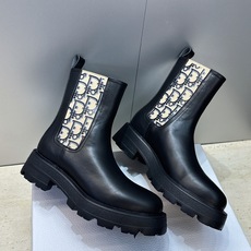 Dior 迪奥2026秋冬新款D-Quest系列切尔西弹力女短靴 明星同款CD字母logo低跟厚底圆头一脚蹬机车骑士靴 Dior 迪奥2026秋冬新款D-Quest系列切尔西弹力女短靴 明星同款CD字母logo低跟厚底圆头一脚蹬机车骑士靴