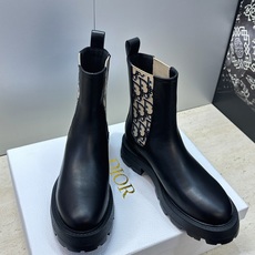 Dior 迪奥2026秋冬新款D-Quest系列切尔西弹力女短靴 明星同款CD字母logo低跟厚底圆头一脚蹬机车骑士靴 Dior 迪奥2026秋冬新款D-Quest系列切尔西弹力女短靴 明星同款CD字母logo低跟厚底圆头一脚蹬机车骑士靴