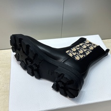 Dior 迪奥2026秋冬新款D-Quest系列切尔西弹力女短靴 明星同款CD字母logo低跟厚底圆头一脚蹬机车骑士靴 Dior 迪奥2026秋冬新款D-Quest系列切尔西弹力女短靴 明星同款CD字母logo低跟厚底圆头一脚蹬机车骑士靴