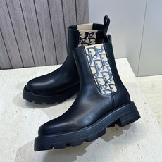 Dior 迪奥2026秋冬新款D-Quest系列切尔西弹力女短靴 明星同款CD字母logo低跟厚底圆头一脚蹬机车骑士靴 Dior 迪奥2026秋冬新款D-Quest系列切尔西弹力女短靴 明星同款CD字母logo低跟厚底圆头一脚蹬机车骑士靴