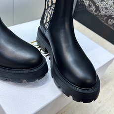 Dior 迪奥2026秋冬新款D-Quest系列切尔西弹力女短靴 明星同款CD字母logo低跟厚底圆头一脚蹬机车骑士靴 Dior 迪奥2026秋冬新款D-Quest系列切尔西弹力女短靴 明星同款CD字母logo低跟厚底圆头一脚蹬机车骑士靴