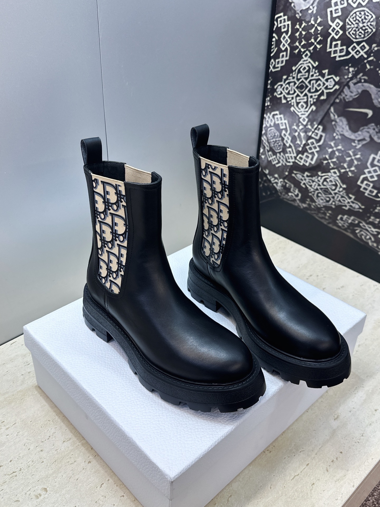 Dior 迪奥2026秋冬新款D-Quest系列切尔西弹力女短靴 明星同款CD字母logo低跟厚底圆头一脚蹬机车骑士靴 Dior 迪奥2026秋冬新款D-Quest系列切尔西弹力女短靴 明星同款CD字母logo低跟厚底圆头一脚蹬机车骑士靴