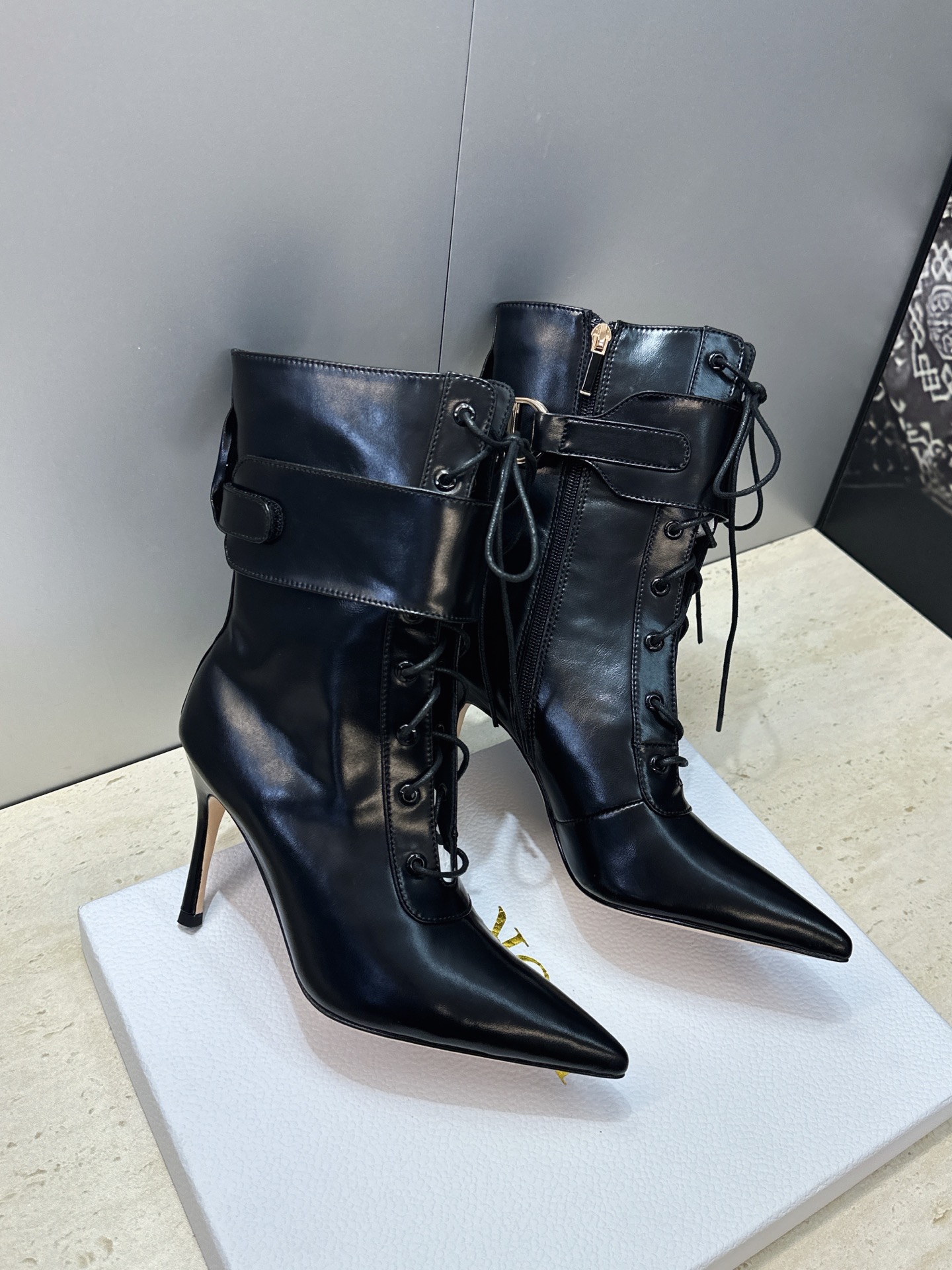 Dior 迪奥2026秋冬新款My-D系列朋克风格高跟尖头侧拉链及裸马丁女短靴 明星同款CD字母logo五金扣系带机车骑 Dior 迪奥2026秋冬新款My-D系列朋克风格高跟尖头侧拉链及裸马丁女短靴 明星同款CD字母logo五金扣系带机车骑