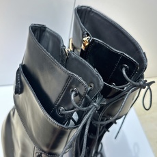 Dior 迪奥2026秋冬新款My-D系列朋克风格高跟尖头侧拉链及裸马丁女短靴 明星同款CD字母logo五金扣系带机车骑 Dior 迪奥2026秋冬新款My-D系列朋克风格高跟尖头侧拉链及裸马丁女短靴 明星同款CD字母logo五金扣系带机车骑