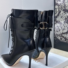 Dior 迪奥2026秋冬新款My-D系列朋克风格高跟尖头侧拉链及裸马丁女短靴 明星同款CD字母logo五金扣系带机车骑 Dior 迪奥2026秋冬新款My-D系列朋克风格高跟尖头侧拉链及裸马丁女短靴 明星同款CD字母logo五金扣系带机车骑