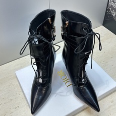 Dior 迪奥2026秋冬新款My-D系列朋克风格高跟尖头侧拉链及裸马丁女短靴 明星同款CD字母logo五金扣系带机车骑 Dior 迪奥2026秋冬新款My-D系列朋克风格高跟尖头侧拉链及裸马丁女短靴 明星同款CD字母logo五金扣系带机车骑