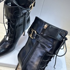 Dior 迪奥2026秋冬新款My-D系列朋克风格高跟尖头侧拉链及裸马丁女短靴 明星同款CD字母logo五金扣系带机车骑 Dior 迪奥2026秋冬新款My-D系列朋克风格高跟尖头侧拉链及裸马丁女短靴 明星同款CD字母logo五金扣系带机车骑