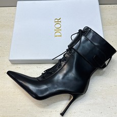 Dior 迪奥2026秋冬新款My-D系列朋克风格高跟尖头侧拉链及裸马丁女短靴 明星同款CD字母logo五金扣系带机车骑 Dior 迪奥2026秋冬新款My-D系列朋克风格高跟尖头侧拉链及裸马丁女短靴 明星同款CD字母logo五金扣系带机车骑