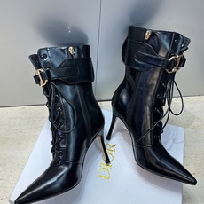 Dior 迪奥2026秋冬新款My-D系列朋克风格高跟尖头侧拉链及裸马丁女短靴 明星同款CD字母logo五金扣系带机车骑 Dior 迪奥2026秋冬新款My-D系列朋克风格高跟尖头侧拉链及裸马丁女短靴 明星同款CD字母logo五金扣系带机车骑