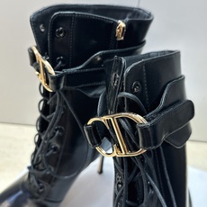 Dior 迪奥2026秋冬新款My-D系列朋克风格高跟尖头侧拉链及裸马丁女短靴 明星同款CD字母logo五金扣系带机车骑 Dior 迪奥2026秋冬新款My-D系列朋克风格高跟尖头侧拉链及裸马丁女短靴 明星同款CD字母logo五金扣系带机车骑