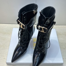 Dior 迪奥2026秋冬新款My-D系列朋克风格高跟尖头侧拉链及裸马丁女短靴 明星同款CD字母logo五金扣系带机车骑 Dior 迪奥2026秋冬新款My-D系列朋克风格高跟尖头侧拉链及裸马丁女短靴 明星同款CD字母logo五金扣系带机车骑