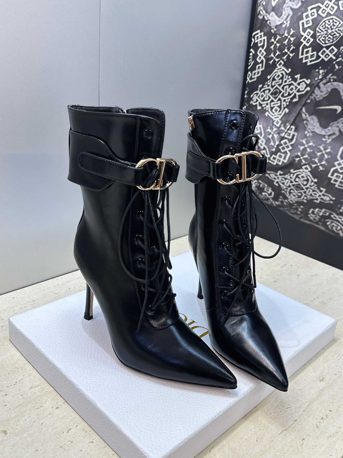 Dior 迪奥2026秋冬新款My-D系列朋克风格高跟尖头侧拉链及裸马丁女短靴 明星同款CD字母logo五金扣系带机车骑 Dior 迪奥2026秋冬新款My-D系列朋克风格高跟尖头侧拉链及裸马丁女短靴 明星同款CD字母logo五金扣系带机车骑