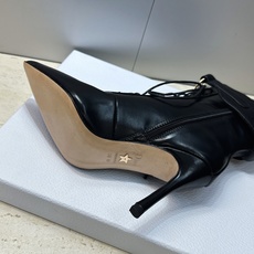Dior 迪奥2026秋冬新款My-D系列朋克风格高跟尖头侧拉链及裸马丁女短靴 明星同款CD字母logo五金扣系带机车骑 Dior 迪奥2026秋冬新款My-D系列朋克风格高跟尖头侧拉链及裸马丁女短靴 明星同款CD字母logo五金扣系带机车骑