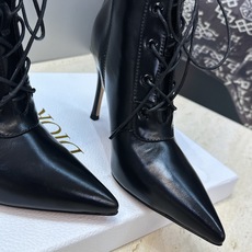 Dior 迪奥2026秋冬新款My-D系列朋克风格高跟尖头侧拉链及裸马丁女短靴 明星同款CD字母logo五金扣系带机车骑 Dior 迪奥2026秋冬新款My-D系列朋克风格高跟尖头侧拉链及裸马丁女短靴 明星同款CD字母logo五金扣系带机车骑