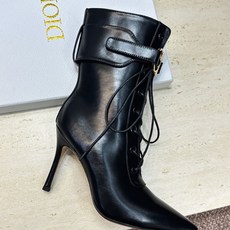 Dior 迪奥2026秋冬新款My-D系列朋克风格高跟尖头侧拉链及裸马丁女短靴 明星同款CD字母logo五金扣系带机车骑 Dior 迪奥2026秋冬新款My-D系列朋克风格高跟尖头侧拉链及裸马丁女短靴 明星同款CD字母logo五金扣系带机车骑