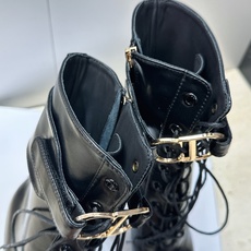 Dior 迪奥2026秋冬新款My-D系列朋克风格高跟尖头侧拉链及裸马丁女短靴 明星同款CD字母logo五金扣系带机车骑 Dior 迪奥2026秋冬新款My-D系列朋克风格高跟尖头侧拉链及裸马丁女短靴 明星同款CD字母logo五金扣系带机车骑