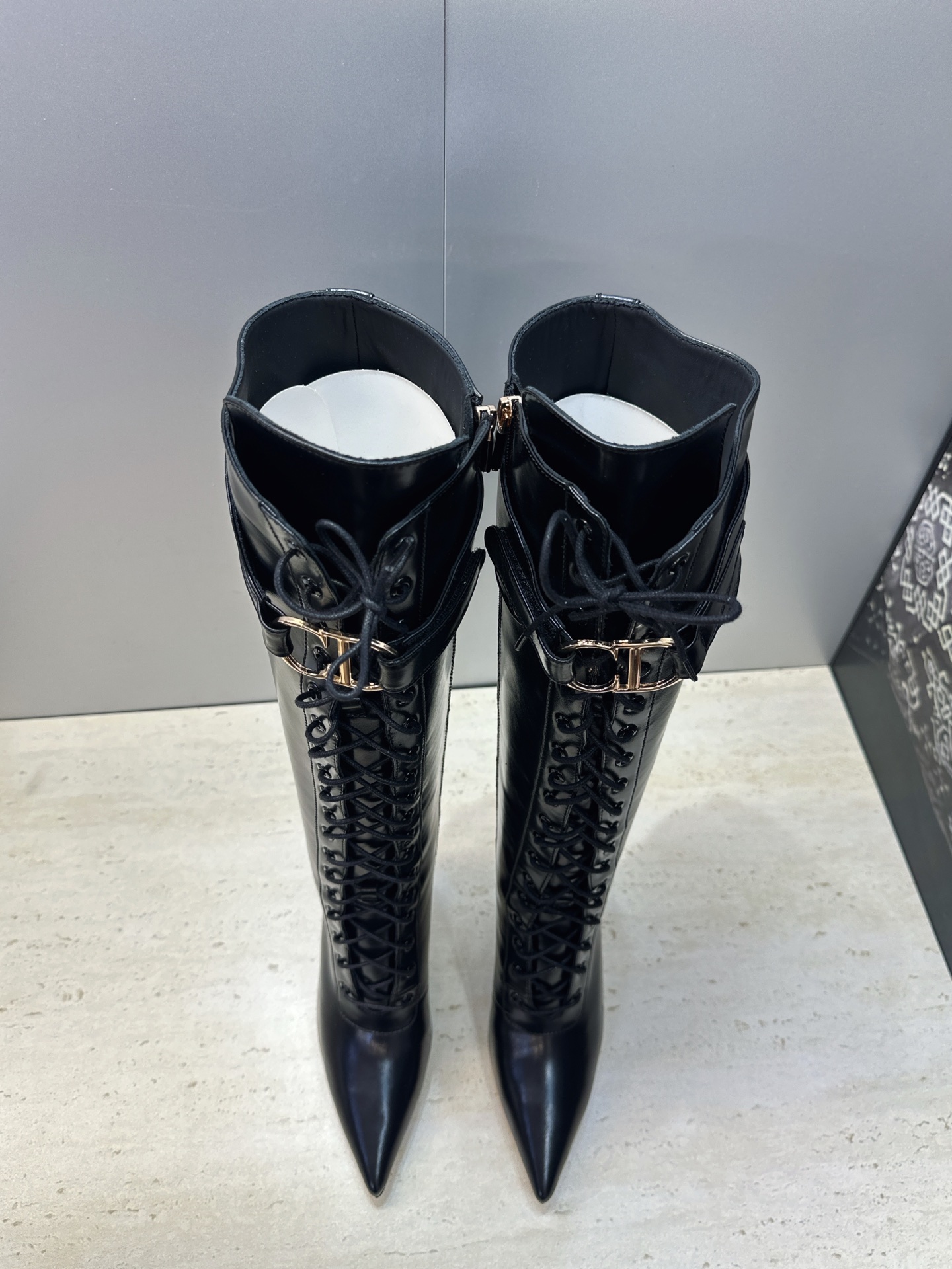 Dior 迪奥2026秋冬新款My-D系列朋克风格高跟尖头侧拉链及裸马丁及膝女长靴 明星同款CD字母logo五金扣系带高 Dior 迪奥2026秋冬新款My-D系列朋克风格高跟尖头侧拉链及裸马丁及膝女长靴 明星同款CD字母logo五金扣系带高