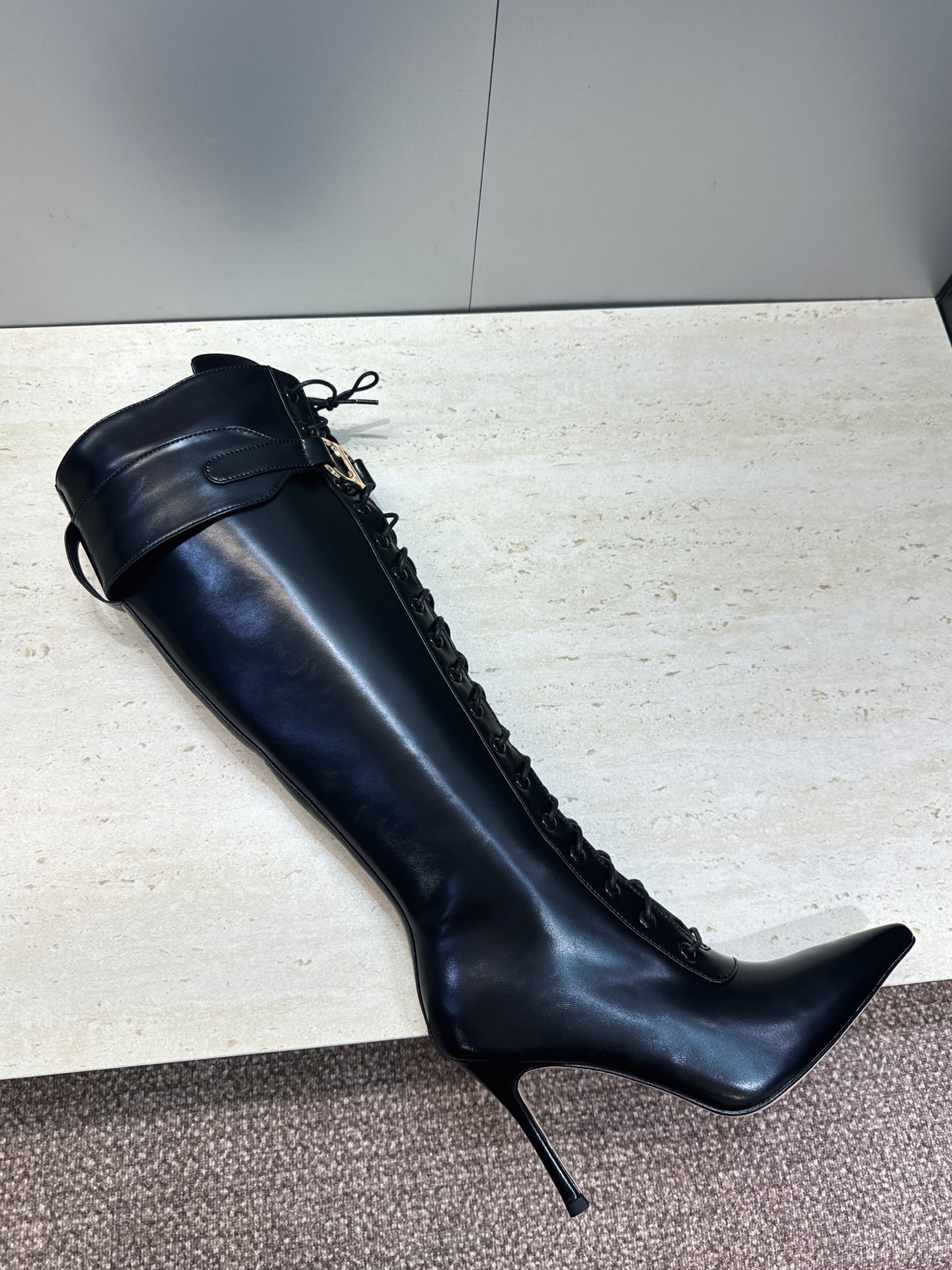 Dior 迪奥2026秋冬新款My-D系列朋克风格高跟尖头侧拉链及裸马丁及膝女长靴 明星同款CD字母logo五金扣系带高 Dior 迪奥2026秋冬新款My-D系列朋克风格高跟尖头侧拉链及裸马丁及膝女长靴 明星同款CD字母logo五金扣系带高