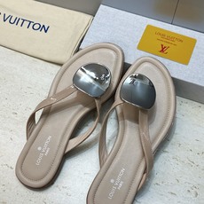 顶级版 Louis Vuitton 2026春夏新款果冻色沙滩女鞋 LV 字母logo五金扣平底圆头夹趾人字拖鞋 材质: 顶级版 Louis Vuitton 2026春夏新款果冻色沙滩女鞋 LV 字母logo五金扣平底圆头夹趾人字拖鞋 材质:
